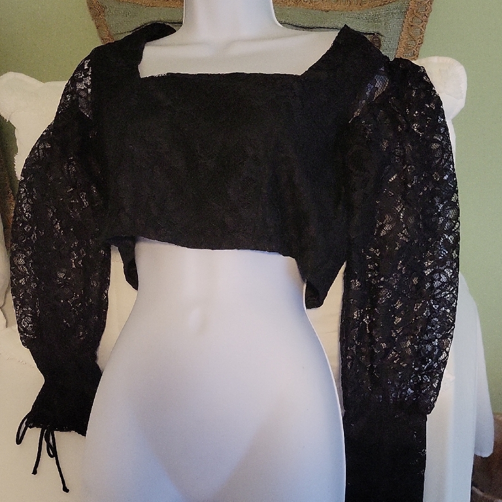 Elegant Black Lace Women's Crop Top